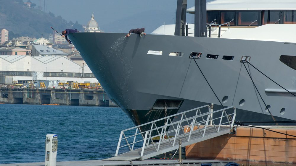 Kollision einer Motoryacht mit einem Surfer - Schmerzensgeld