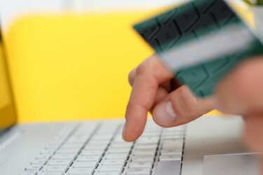 Missbräuchliche Verwendung von bargeldlosen Zahlungsmitteln bei Bankkarte und Kreditkarte