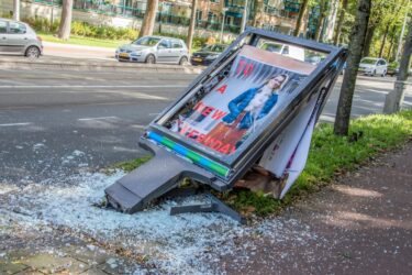 Verkehrssicherungspflicht – umgefallener Straßenständer neben dem Fußweg