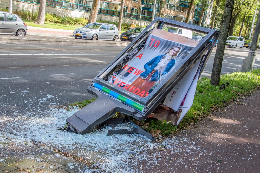 Verkehrssicherungspflicht - umgefallener Straßenständer neben dem Fußweg