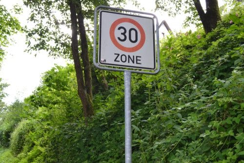 Übersehen Tempo-30-Schild - Augenblicksversagen Regelfahrverbot