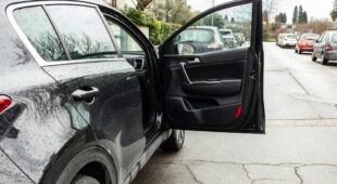 Verkehrsunfall –  Öffnen einer Fahrzeugtür auf einem Parkplatz