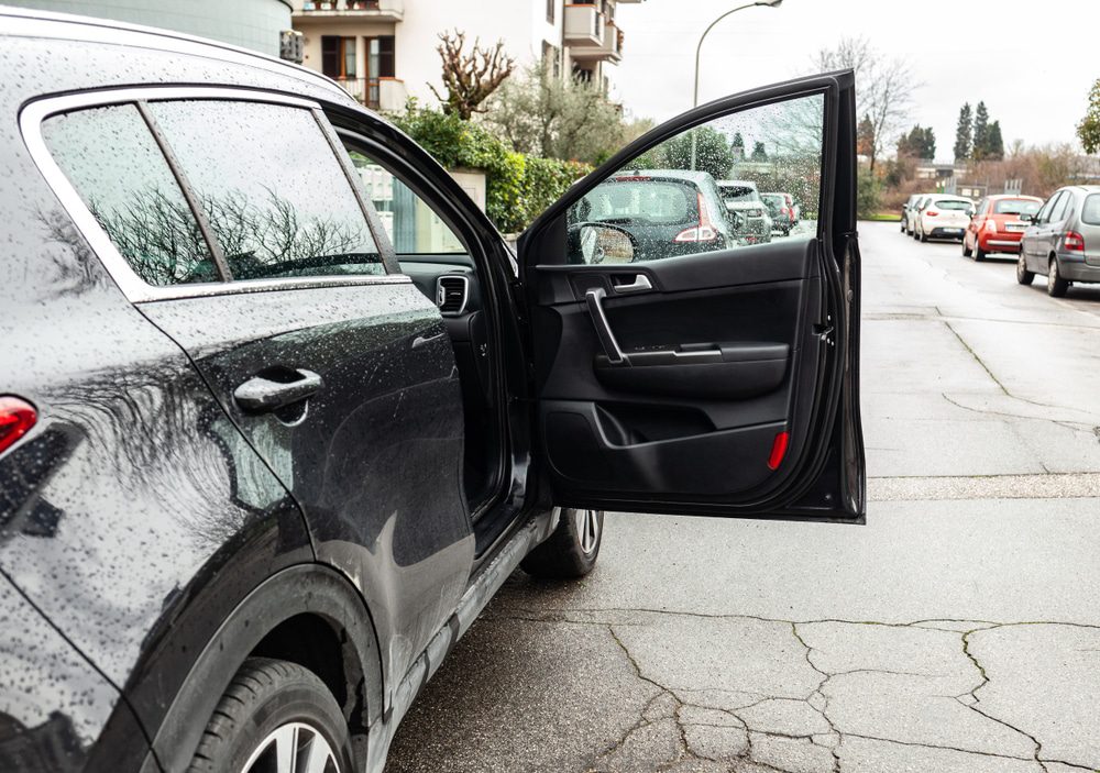 Verkehrsunfall - Öffnen einer Fahrzeugtür auf einem Parkplatz