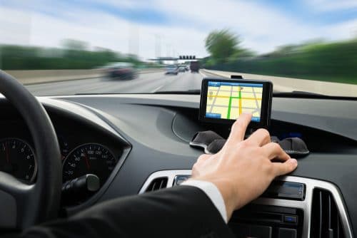 Navigationsgerät während der Fahrt bedient und Unfall verursacht
