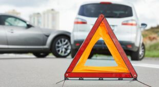 Verkehrsunfall – Mitverschulden bei riskanter Aufstellung eines Warndreiecks