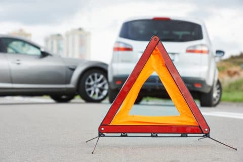 Verkehrsunfall - Mitverschulden bei riskanter Aufstellung eines Warndreiecks
