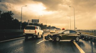 Verkehrsunfall auf Autobahn mit liegen gebliebenem Kraftfahrzeug