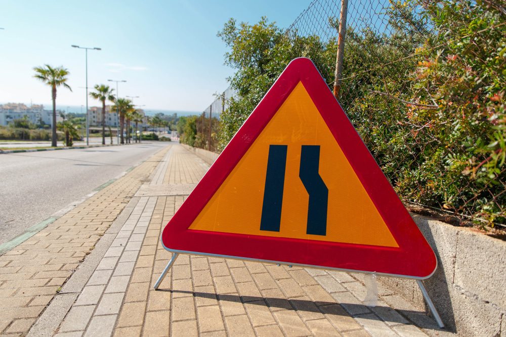 Verkehrsunfall - Kollision im Begegnungsverkehr an Engstelle Verkehrsunfall - Kollision im Begegnungsverkehr an Engstelle