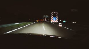Verkehrsunfall -mit unbeleuchtet am Straßenrand stehenden Pkw mit Anhänger