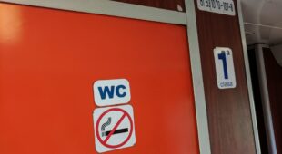 Quälender Harndrang wegen nicht funktionsfähiger Toilette in Regionalbahn – Schadensersatz