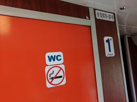 Quälender Harndrang wegen nicht funktionsfähiger Toilette in Regionalbahn - Schadensersatz