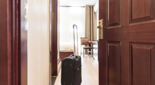 Reisemangel – wiederholte Sperrung des Zugangs zum Hotelzimmer durch die Rezeption