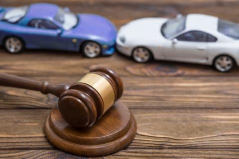 Verkehrsunfall - Rechtsanwaltskostenersatz bei Inanspruchnahme der eigenen Kfz-Kaskoversicherung