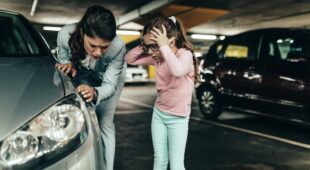 Verkehrsunfall – Vorfahrtregelung auf einem Parkdeck im Parkhaus eines Kaufhauses