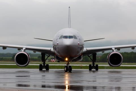 Fluggastrechte bei Flugverspätung - Beschädigung eines geparkten Flugzeugs