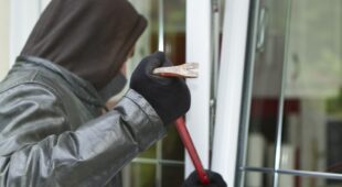 Einbruchsdiebstahl – Obliegenheitsverletzung bei Hausratversicherung bei Fenster in Kippstellung