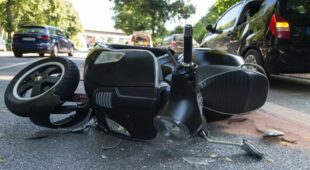 Verkehrsunfall – Kollision eines Linksabbiegers mit einem links überholenden Motorroller