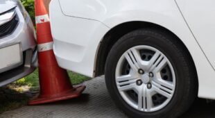 Verkehrsunfall – Parkplatzunfall zwischen zwei rückwärts ausparkenden Fahrzeugen