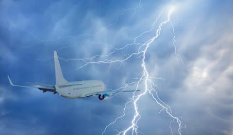 Ausgleichszahlungsanspruch bei großer Verspätung infolge Flugzeugschadens durch Blitzschlag