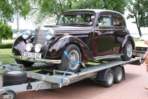 Schutzbriefversicherung - Mitverschulden bei Herablassen eines Oldtimers vom Abschleppfahrzeug