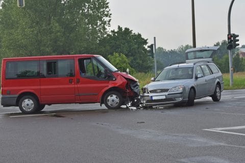 Einbiegen nach rechts in Vorfahrtstraße - Anscheinsbeweis bei Vorfahrtverletzung