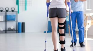 Private Unfallversicherung – unfallbedingte Versteifung eines Beines