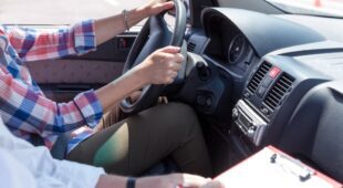 Verkehrsunfall – Kostenerstattung bei Anmietung eines Fahrschulersatzfahrzeugs