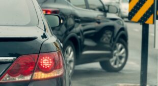 Verkehrsunfall – Pflicht zum Spurhalten bei parallelem Abbiegen