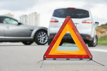 Verkehrsunfall – Kollision bei Ausfahrt aus Grundstücksausfahrt zum Linksabbiegen