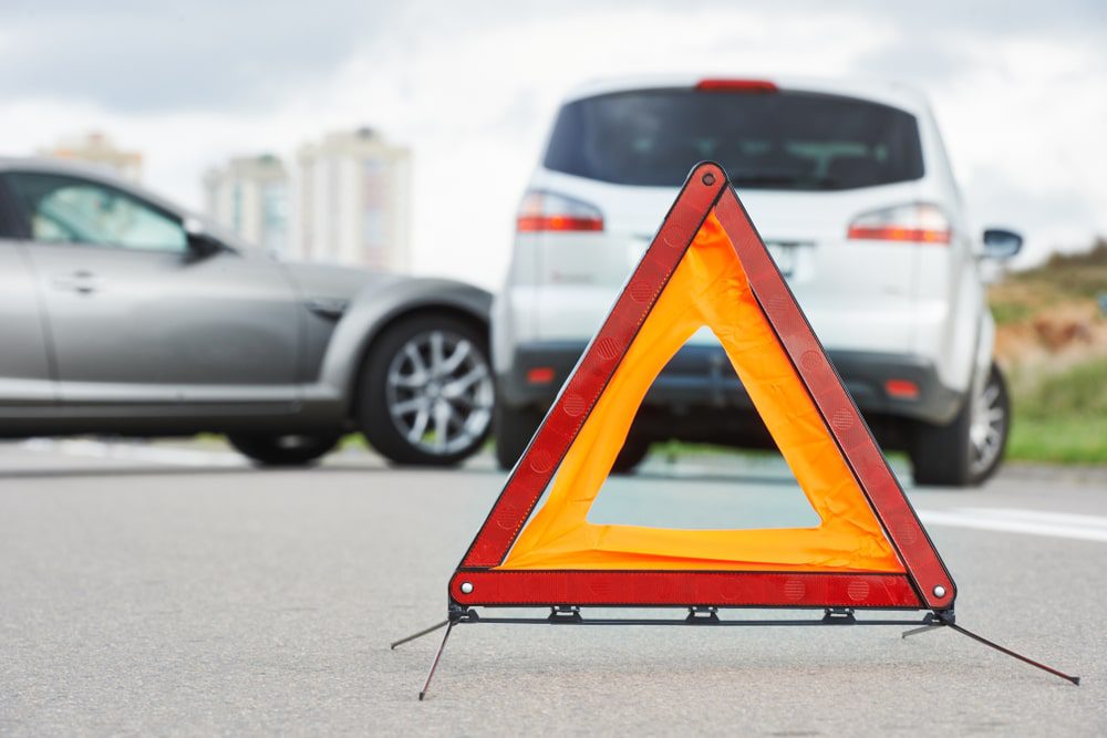 Verkehrsunfall - Kollision bei Ausfahrt aus Grundstücksausfahrt zum Linksabbiegen