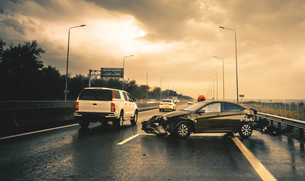 Verkehrsunfall - Kollision bei Überholvorhaben und Fahrstreifenwechsel auf Autobahn Verkehrsunfall - Kollision bei Überholvorhaben und Fahrstreifenwechsel auf Autobahn