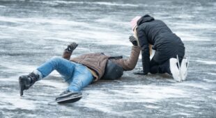Haftung bei Eislaufunfall – Zusammenprall beim Überholen