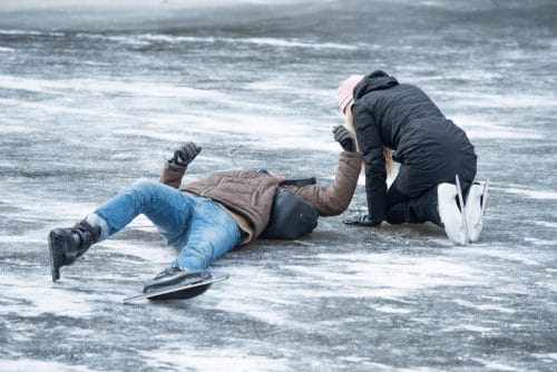 Haftung bei Eislaufunfall - Zusammenprall beim Überholen