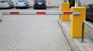 Verkehrsunfall – Betätigung der Fernbedienung einer Parkplatzschranke aus Fahrzeug heraus