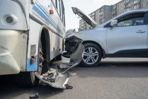 Verkehrsunfall - Kollision zwischen anfahrenden Bus und einem einscherenden Fahrzeug