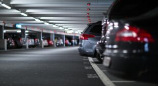 Parkplatzunfall – Heckanbau eines Fahrzeugs ragt in eine andere Parklücke hinein