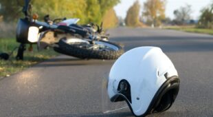Motorradfahrersturz wegen auf der Fahrbahn befindlichen Rollsplitts  – Verkehrssicherungspflichtverletzung