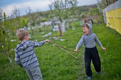 Verletzung beim Stockkampf zweier minderjähriger Kinder