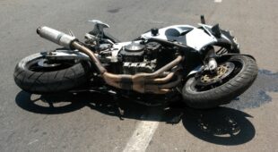 Verkehrsunfall – Verletzungen eines Motorradfahrers im Genitalbereich