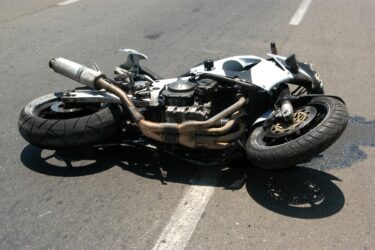 Verkehrsunfall – Verletzungen eines Motorradfahrers im Genitalbereich