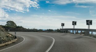 Verkehrsrecht – Anscheinsbeweis bei Unfall in einer Kurve