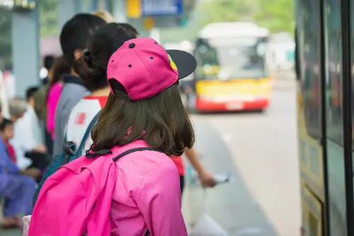 Schülerunfall durch Schubserei an der Bushaltestelle - Verschuldenshaftung von Busfahrer