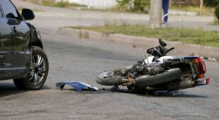 Verkehrsunfall – Mitverschulden Motorradfahrer wegen Nichttragens von Protektorenschutzkleidung
