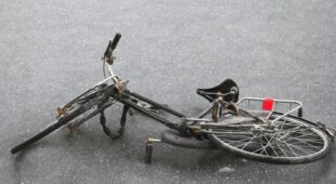 Fahrradfahrer – Glatteisunfall bei einzelner Glättestelle auf Straße