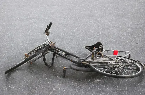 Fahrradfahrer - Glatteisunfall bei einzelner Glättestelle auf Straße