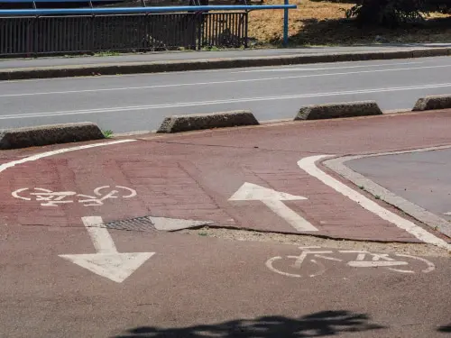 Verkehrssicherungspflichtverletzung - muldenartige Vertiefung auf einem Radweg