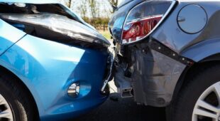 Verkehrsunfall – Kollision zweier Kraftfahrzeuge an einer Fahrbahnengstelle