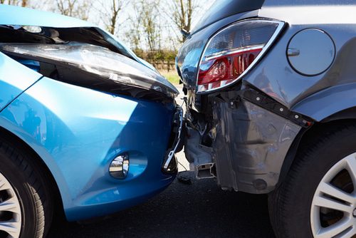 Verkehrsunfall - Kollision zweier Kraftfahrzeuge an einer Fahrbahnengstelle