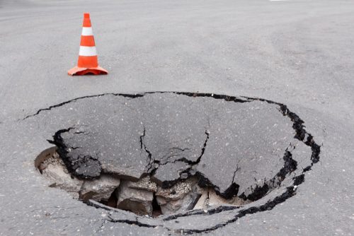 Verkehrssicherungspflicht - Aufstellen eines Warnschilds bei einer Schlaglochtiefe ab 20 cm