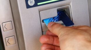 Kreditkartenvertrag – Einsatz Originalkreditkarte bei Geldautomatentransaktion im Ausland